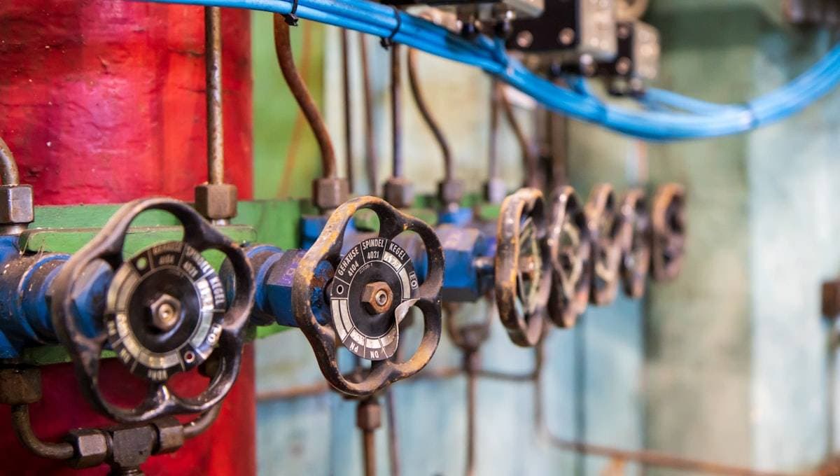 Industrial maintenance shutdown site with equipment and tooling. MapTrack tracks assets across shutdowns, turnarounds and workshops for Australian maintenance teams